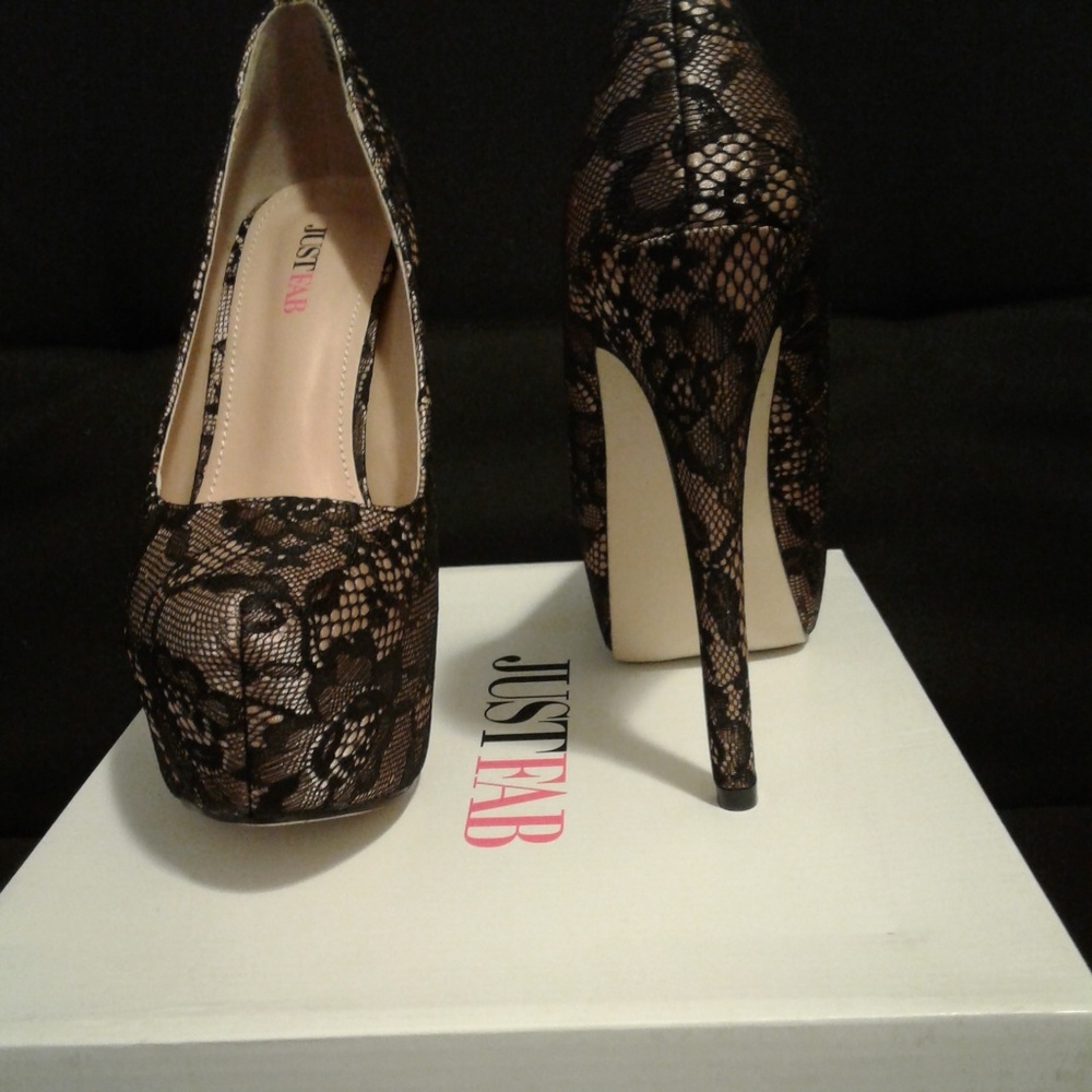 Beige & Black Lace 5" Platform Heels Size 6 1/2